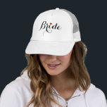 Bride Wedding Brautparty Junggeselinnen-Abschied Truckerkappe<br><div class="desc">Schönes,  elegantes Schwarz auf weißer Typografie-Skript,  rotes Herz,  stilvoll,  cool,  LKWer Mesh Hut,  für die Braut für Brautparty,  Junggeselinnen-Abschied,  Hochzeit.</div>