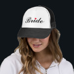 Bride Wedding Junggeselinnen-Abschied Brautparty Truckerkappe<br><div class="desc">Schönes,  elegantes Schwarz auf weißer Typografie-Skript,  rotes Herz,  stilvoll,  cool,  LKWer Mesh Hut,  für die Braut für Brautparty,  Junggeselinnen-Abschied,  Hochzeit.</div>