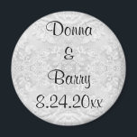 Bride Wedding Leace weiß Magnet<br><div class="desc">Eine wunderbare Serie von Produkten mit verschiedenen Stilrichtungen, Stickereien, Satin, Seide, Perlen, Nashörner und Juwelen aus Bildern von Hochzeitskleider. Einige haben ein deutlich Vintages Aussehen, während andere moderner im Design sind. Es gibt das zarte Aussehen von Spitzen, Plissierflächen auf Satin und Seide, eine feine Stickerei von Blume und Mustern. Einzigartige...</div>