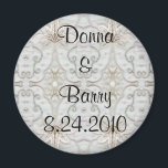 Bride Wedding Spitzen grau von weiß Magnet<br><div class="desc">Eine wunderbare Serie von Produkten mit verschiedenen Stilrichtungen, Stickereien, Satin, Seide, Perlen, Nashörner und Juwelen aus Bildern von Hochzeitskleider. Einige haben ein deutlich Vintages Aussehen, während andere moderner im Design sind. Es gibt das zarte Aussehen von Spitzen, Plissierflächen auf Satin und Seide, eine feine Stickerei von Blume und Mustern. Einzigartige...</div>