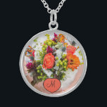 Bride's Wedding Bouquet Foto Monogramm Keepake Sterling Silberkette<br><div class="desc">Passen Sie dieses Design heute an! Dieses Geschenk ist perfekt für den besondere Anlass.
 Kommen Sie zum Karo aus unserem Geschäft,  für alle unsere coolen Designs.</div>