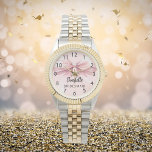 Bridesmaid-Bug rot rosa Name Armbanduhr<br><div class="desc">Ein weicher, rot-rosa Hintergrund. Mit einem großen Bogen dekoriert. Personalisieren Sie den Namen Ihrer Brautjungfrau und fügen Sie ihn hinzu. Schwarzes handgeschriebenes Stilskript.</div>