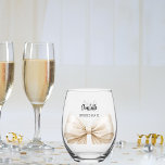 Bridesmaid-Bugs Weinglas Ohne Stiel<br><div class="desc">Die Einrichtung ist in einem gürtelbeigen,  cremefarbenen Bogen gehalten. Personalisieren Sie den Namen Ihrer Brautjungfrau und fügen Sie ihn hinzu. Schwarzes handgeschriebenes Stilskript.</div>