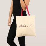 Bridesmaid Burgundy Schriftart Tragetasche<br><div class="desc">Dieses Design ist eine wunderschöne Tasche für eine wunderschöne Brautjungfrau und bietet "Bridesmaid",  die in einem hübschen Schriftart aus Bordeaux geschrieben ist.  Bestellen Sie noch heute Ihre Bestellung!</div>