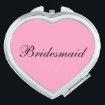 Bridesmaid Compact Mirror Taschenspiegel<br><div class="desc">Kompakter Spiegel in Herzform mit rosa Hintergrundfarbe mit schwarzem Bridesmaid-Text. Passen Sie dieses Objekt an oder kaufen Sie, wie es ist.</div>