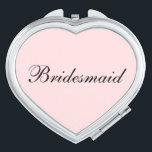 Bridesmaid Compact Mirror Taschenspiegel<br><div class="desc">Kompakter Spiegel in Herzform mit einer rot-rosa Hintergrundfarbe mit Bridesmaid Text in schwarz. Passen Sie dieses Objekt an oder kaufen Sie, wie es ist.</div>