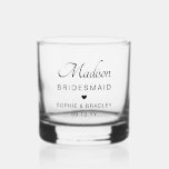 Bridesmaid Custom Personalisiert Name Wedding Part Whiskyglas<br><div class="desc">Bridesmaid Custom Personalisiert Name Wedding Party Wiskey Glass Rocks Glass zeigt den Namen Ihrer Brautjungfrau mit den Namen des Brautpaares und dem Hochzeitstag mit einem kleinen Herz der Liebe. Maßgeschneidert für Ihre Brautmädchen. Das ist ein fabelhaftes Brautjungmittel oder eine Gastgeschenk Hochzeit. Designed by ©2024 Evco Studio www.zazzle.com/store/evcostudio</div>