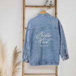 Bridesmaid Elegant Script Name Wedding Party Jeansjacke<br><div class="desc">Unsere minimale und elegante "Bridesmaid" Hochzeitsdenim-Jacke ist mit der modernen Script-Kalligraphie "Bridesmaid" ausgestattet. Entworfen, um den Kopf an Ihren besonderen Tag drehen zu lassen. Ob Sie eine trendsetter Braut sind oder nach dem perfekten Geschenk für ihre Bridesmaid suchen, diese Jacke ist eine Must-Have Ergänzung zu Ihrem Hochzeitsensemble. Warum sollte man...</div>
