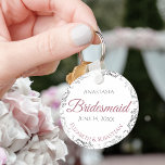 Bridesmaid Elegant Wedding Geschenk Dusty Rose Schlüsselanhänger<br><div class="desc">Diese Schlüsselanhänger sind so konzipiert, dass sie den Hochzeitsjungfrauen bei ihrer Hochzeitsfeier einen Vorzug geben. Sie zeichnen sich durch ein schlichtes und elegantes Design mit weißem Hintergrund, verstaubter Rose oder violett-rosa- und grauem Text und einem silbernen Imitat mit blühenden Rahmen aus. Ein perfekter Weg, um Ihren Hochburgen zu danken, dass...</div>