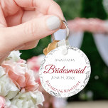 Bridesmaid Elegant Wedding Geschenk rot & weiß Schlüsselanhänger<br><div class="desc">Diese Schlüsselanhänger sind so konzipiert, dass sie den Hochzeitsjungfrauen bei ihrer Hochzeitsfeier einen Vorzug geben. Sie zeichnen sich durch ein schlichtes, aber dennoch elegantes Design mit weißem Hintergrund, knallrotem und grauem Text und einem silbernen Imitat mit blühenden Rahmen aus. Ein perfekter Weg, um Ihren Hochburgen zu danken, dass sie Teil...</div>