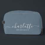 Bridesmaid Geschenk Druckausschnitt Nähtasche Waschbeutel<br><div class="desc">Diese Bridesmaid-Accessoires-Tasche enthält eine handgeschriebene weiße Skripttypografie mit Swashes auf einem schieferblauen Hintergrund. Präsentieren Sie Ihre Brautjungfrauen mit einer Toilettentasche für ihr Schminken und kleinen Gegenständen,  die traditionell am Probe-Dinner präsentiert werden,  für den Einsatz am frühen Morgen vor der Hochzeit.</div>