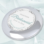 Bridesmaid-Geschenk Elegant Aquamarin & Silberspit Taschenspiegel<br><div class="desc">Diese kompakten Spiegel sind so konzipiert, dass sie den Brautmädchen in Ihrer Hochzeitsfeier einen Vorzug geben. Sie zeichnen sich durch ein schlichtes und dennoch elegantes Design mit weißem Hintergrund, aquamarinen oder türkisfarbenen Schriftzeichen und einem silbergrauen Imitat aus, das einen blühenden Spitzentranz bildet. Ein perfekter Weg, um Ihren Hochburgen zu danken,...</div>