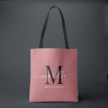 Bridesmaid-Geschenk Schwarz-weiße Monogramm Dusty- Tasche<br><div class="desc">Diese Bridesmaid Tote-Tasche ist mit einem handgeschriebenen Monogramm aus weißer und schwarzer Schrift mit Schrägstrichen auf einem staubigen Hintergrund für die Rose ausgestattet. Präsentieren Sie Ihre Brautjungfrauen mit einer Tasche für die Beförderung von Gegenständen am Tag der Hochzeit,  und traditionell am Probe-Dinner oder vorher präsentiert.</div>