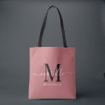 Bridesmaid-Geschenk Schwarz-weiße Monogramm Dusty- Tasche<br><div class="desc">Diese Bridesmaid Tote-Tasche ist mit einem handgeschriebenen Monogramm aus weißer und schwarzer Schrift mit Schrägstrichen auf einem staubigen Hintergrund für die Rose ausgestattet. Präsentieren Sie Ihre Brautjungfrauen mit einer Tasche für die Beförderung von Gegenständen am Tag der Hochzeit,  und traditionell am Probe-Dinner oder vorher präsentiert.</div>