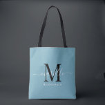Bridesmaid Geschenk White Black Monogram Dusty Blu Tasche<br><div class="desc">Diese Bridesmaid Tote-Tasche ist mit einem handgeschriebenen Monogramm aus weißen und schwarzen Schriftzeichen mit Schrägstrichen auf einem staubblauen Hintergrund ausgestattet. Präsentieren Sie Ihre Brautjungfrauen mit einer Tasche für die Beförderung von Gegenständen am Tag der Hochzeit,  und traditionell am Probe-Dinner oder vorher präsentiert.</div>