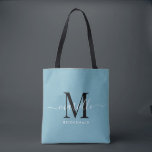 Bridesmaid Geschenk White Black Monogram Dusty Blu Tasche<br><div class="desc">Diese Bridesmaid Tote-Tasche ist mit einem handgeschriebenen Monogramm aus weißen und schwarzen Schriftzeichen mit Schrägstrichen auf einem staubblauen Hintergrund ausgestattet. Präsentieren Sie Ihre Brautjungfrauen mit einer Tasche für die Beförderung von Gegenständen am Tag der Hochzeit,  und traditionell am Probe-Dinner oder vorher präsentiert.</div>