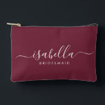 Bridesmaid Gift Burgundy Zubehörtasche<br><div class="desc">Diese Bridesmaid-Accessoires-Tasche enthält eine handgeschriebene weiße Skripttypografie mit Swashes auf bordeauxfarbenem Hintergrund. Präsentieren Sie Ihre Brautjungfrauen mit einer Toilettentasche für ihr Schminken und kleinen Gegenständen,  die traditionell am Probe-Dinner präsentiert werden,  für den Einsatz am frühen Morgen vor der Hochzeit.</div>