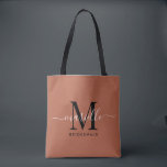 Bridesmaid Gift Gold Black Monogram Terracotta Tasche<br><div class="desc">Diese Bridesmaid Tote-Tasche ist mit einem handgeschriebenen Monogramm aus weißer und schwarzer Schrift mit Wimpern auf Terrakotta-Hintergrund ausgestattet. Präsentieren Sie Ihre Brautjungfrauen mit einer Tasche für die Beförderung von Gegenständen am Tag der Hochzeit,  und traditionell am Probe-Dinner oder vorher präsentiert.</div>