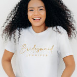 Bridesmaid Gold Individuelle Name Bachelorette T-Shirt<br><div class="desc">Der Bridesmaid Gold Individuelle Name Bachelorette T - Shirt ist ein modernes und minimalistisches Statement für Ihr Brautparty. Dieses schlichte und dennoch stilvolle Shirt mit einem schicken Goldskript aus dem Imitat eignet sich perfekt für Bachelorette-Feste und kann mit dem Namen jeder Brautjungfrau individuell gestaltet werden. Es ist ein elegantes und...</div>