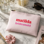 Bridesmaid Minimal Rot und Rosa Bachelorette Zubehörtasche<br><div class="desc">Dieses Bridesmaid-Design besticht durch eine kühne Retro-Typografie in Kirschrot und Rosa. Sie können den Namen und die Rolle leicht personalisieren oder Ihre eigene Nachricht hinzufügen! Das perfekte elegante Accessoire für einen Bachelorette oder einen Bridesmaid-Vorschlag!</div>