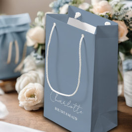 Bridesmaid | Minimalistisches Script Dusty Blue Kleine Geschenktüte