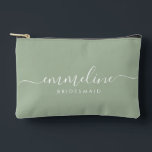 Bridesmaid Modern Minimal Script Sage Zubehörtasche<br><div class="desc">Diese Bridesmaid-Accessoires-Tasche enthält eine handgeschriebene weiße Skripttypografie mit Swashes auf einem schlauen grünen Hintergrund. Präsentieren Sie Ihre Brautjungfrauen mit einer Toilettentasche für ihr Schminken und kleinen Gegenständen,  die traditionell am Probe-Dinner präsentiert werden,  für den Einsatz am frühen Morgen vor der Hochzeit.</div>