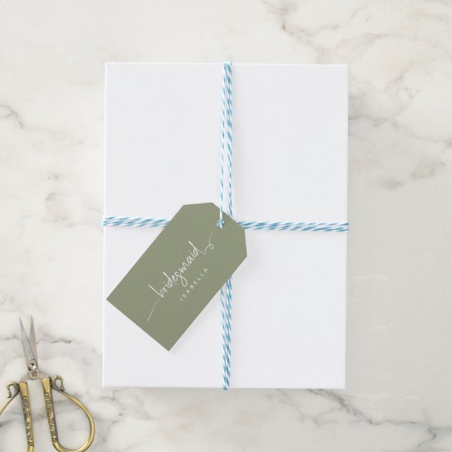 Bridesmaid Modern Minimalistisch Script Sage Green Geschenkanhänger (Mit Garn)