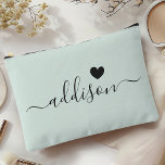 Bridesmaid Modern Script Pale Minze Herz Zubehörtasche<br><div class="desc">Dieses elegante Accessoire besticht durch einen stilvollen, blassgelben Hintergrund mit einem modernen Script-Schriftart, der einen personalisierten Namen und ein charmantes Herzdesign aufweist. Die weiche, feminine Farbe und die ausgeklügelte Typografie machen sie zu einem perfekten Accessoire für Brautmädchen oder alle, die elegante und trendige Designs schätzen. Die vielseitige Anwendung und die...</div>