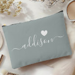 Bridesmaid Modern Script Sage Green Heart Zubehörtasche<br><div class="desc">Dieses elegante Accessoire besticht durch einen stilvollen, schlängelgrünen Hintergrund, der mit einem modernen Script-Schriftart mit einem personalisierten Namen und einem charmanten Herzdesign geschmückt ist. Die weiche, feminine Farbe und die ausgeklügelte Typografie machen sie zu einem perfekten Accessoire für Brautmädchen oder alle, die elegante und trendige Designs schätzen. Die vielseitige Anwendung...</div>