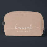 Bridesmaid Moderne Minimal Script Kosmetik Waschbeutel<br><div class="desc">Diese Bridesmaid-Accessoires-Tasche enthält eine handgeschriebene weiße Schrift-Typografie mit Wimpern auf einem bräunlichen Hintergrund. Präsentieren Sie Ihre Brautjungfrauen mit einer Toilettentasche für ihr Schminken und kleinen Gegenständen,  die traditionell am Probe-Dinner präsentiert werden,  für den Einsatz am frühen Morgen vor der Hochzeit.</div>