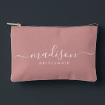 Bridesmaid Modernes Minimales Skript Dusty Pink Zubehörtasche<br><div class="desc">Diese Bridesmaid-Accessoires-Tasche enthält eine handgeschriebene weiße Skripttypografie mit Schlaganfällen auf einem staubigen rosa Hintergrund. Präsentieren Sie Ihre Brautjungfrauen mit einer Toilettentasche für ihr Schminken und kleinen Gegenständen,  die traditionell am Probe-Dinner präsentiert werden,  für den Einsatz am frühen Morgen vor der Hochzeit.</div>