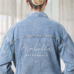 Bridesmaid | Modernes Minimalistisches Drehbuch Ba Jeansjacke<br><div class="desc">Dieses Bridesmaid Custom Design verfügt über eine handgeschriebene Skripttypografie. Sie können den Namen und den Titel ganz einfach personalisieren oder Ihre eigene Nachricht hinzufügen! Das perfekte elegante Accessoire für einen Bachelorette oder einen Bridesmaid-Vorschlag!</div>