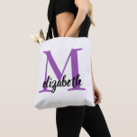 Bridesmaid Modernes Minimalistisches Drehbuch Bach Tasche<br><div class="desc">Einfache Tasche ist personalisiert mit einem großen Monogramm Initial - wählen Sie Ihren Vor- oder Nachnamen aus - lila und Ihren Vornamen in schicker Schrift. Ideal für sich selbst,  für Ihre Brautjungfrauen,  Junggeselinnen-Abschied oder für jeden Anlass. MEHR Farben in unserem Geschäft.</div>