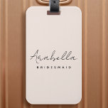 Bridesmaid | Modernes Minimalistisches Script Rosa Gepäckanhänger<br><div class="desc">Dieses Bridesmaid Custom Design verfügt über eine handgeschriebene Skripttypografie auf einem rot-rosa Hintergrund. Sie können den Namen und den Titel ganz einfach personalisieren oder Ihre eigene Nachricht hinzufügen! Das perfekte elegante Accessoire für einen Bachelorette oder einen Bridesmaid-Vorschlag!</div>