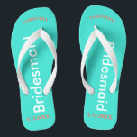 Bridesmaid NAME Turquoise Blue Flip Flops<br><div class="desc">Heller türkisfarbener Hintergrund mit Bridesmaid in weißem Text. Name und Datum der Hochzeit ist hübsche Koralle. Personalisieren Sie die Namen Ihrer Brautmädchen in groben Großbuchstaben. Hübsches Strandziel Flip Flops als Teil der Hochzeitsfeier Gefallen. Originale Entwürfe von TamiraZDesign.</div>