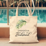 Bridesmaid Palm Leaf Personalisiertes Brautparty Tragetasche<br><div class="desc">Brautparty Geschenk für Ihre Brautjungfrau - oder für jeden in Ihrer Hochzeitsfeier. Bridesmaid wird in Wirbler handgeschriebener Kalligrafie geschrieben und kann durch Eingabe des Designwerkzeugs leicht auf eine andere Rolle umgeschaltet werden. Das Design umfasst ein tropisches Palmenblatt in Aquarellfarbe, das auch im Monogramm-Motiv mit den Initialen, Namen und Hochzeitstag der...</div>