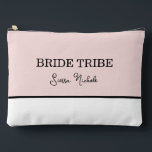 Bridesmaid Pink Moderner Minimal Zubehörtasche<br><div class="desc">Freuen Sie sich auf diese elegante, rosa und weiße Tasche für Ihre Jungfernseher. Diese Tasche eignet sich perfekt für die Lagerung von Schönheitsessenzialen. Mit schicker Design und Reißverschluss und perfekt für kleine Essentials oder Halterungen für Ihr Brautparty. Ein charmantes und praktisches Geschenk, das sie lange nach dem großen Tag schenken...</div>