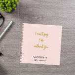 Bridesmaid-Rosa-Zitat Notizbuch<br><div class="desc">Eine rot-rosa Hintergrundfarbe. Personalisieren Sie den Namen Ihrer Brautjungfrau und fügen Sie ihn hinzu. Goldenes handgeschriebenes Stylesheft. Zitat: Ich kann nicht sagen,  dass ich ohne dich mache</div>