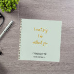 Bridesmaid Salgrün Notizbuch<br><div class="desc">Eine sage grüne Hintergrundfarbe. Personalisieren Sie den Namen Ihrer Brautjungfrau und fügen Sie ihn hinzu. Goldenes handgeschriebenes Stylesheft. Zitat: Ich kann nicht sagen,  dass ich ohne dich mache</div>