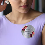 Bridesmaid Silberfloralen bordeauxrot Button<br><div class="desc">Ein trendiger bohemianischer Stil für ein Brautparty oder eine Hochzeit. Die Rose sind in Bordeaux und Rosa gehalten. Elegante Imitate silbermetallisch aussehender Hintergrund. Ein silbernes geometrisches Imitat. Mit dem Text: Bridesmaid geschrieben mit einem handgeschriebenen Stil Skript. Vorlage für den Namen der Bridesmaid und ein Datum. Schwarze Buchstaben. Ideal für eine...</div>