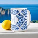 Bridesmaid spendet Italian Blue tiles monogramm Kaffeetasse<br><div class="desc">Das ist amore Vintage italienische Blue Maiolica Fliesen Italienisches Brautparty bevorzugt Brautparty Geschenke Bridesmaid Geschenke Brautparty Gefälligkeiten ,  mediterran blauen Themed Geschenke für ihren personalisierten Namen Kaffee Tasse</div>