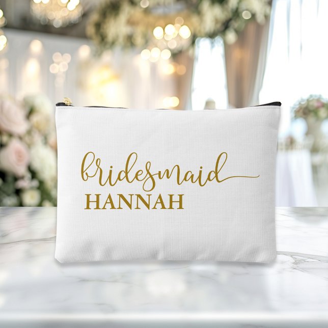 Bridesmaid - Team Bride! Geschenkname Zubehörtasche ("This Bridesmaid / Team Bride accessory and makeup bag showcases a sleek beige-gold script font with)