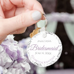 Bridesmaid Wedding Geschenk Lavender Lila & grau Schlüsselanhänger<br><div class="desc">Diese Schlüsselanhänger sind so konzipiert, dass sie den Hochzeitsjungfrauen bei ihrer Hochzeitsfeier einen Vorzug geben. Sie sind für die Koordination mit unserer Lila & Gray Elegant Wedding Suite konzipiert und zeichnen sich durch ein schlichtes und elegantes Design mit weißem Hintergrund, Lavendel & Gray sowie einem blühenden Rahmen aus silberfarbenen Imitaten...</div>