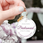 Bridesmaid Wedding Gift Cassis Lila & Gray Lacy Schlüsselanhänger<br><div class="desc">Diese Schlüsselanhänger sind so konzipiert, dass sie den Hochzeitsjungfrauen bei ihrer Hochzeitsfeier einen Vorzug geben. Sie zeichnen sich durch ein schlichtes und dennoch elegantes Design mit weißem Hintergrund, Magenta oder Cassis lila & Gray sowie einem silbernen Imitat mit blühenden Rahmen aus. Ein perfekter Weg, um Ihren Hochburgen zu danken, dass...</div>