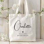 Bridesmaid Wedding Simple Modern Script Name Tragetasche<br><div class="desc">Bridesmaid Wedding Simple Modern Calligrafy Script Personalisiert Name Tragetaschen zeigt den Namen Ihrer Brautjungfrau in elegantem schwarzen Kalligraphie-Skript mit einem einfachen Liebe Herz mit dem Zusatz Ihres eigenen Textes, wie das Datum und Bridemaid. Text- und Herzfarben können im Editor so angepasst werden, dass sie die jeweilige Farbeinstellung Anzug haben. Fantastisch...</div>