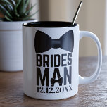 Bridesman Bow Krawatte Gastgeschenk Hochzeit Zweifarbige Tasse<br><div class="desc">Geeignet für Ihren Bridesman,  fügen Sie einfach seine Initialen und Ihr Hochzeitstag zu dieser klassischen schwarz-weiß Tuxedo Wedding Bow Krawatte Bridesman Tasse</div>