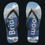 Bridge Groom Ocean Waves Blue Sky Flip Flops<br><div class="desc">Mein Original Fotografie & Grafik Design. Ein einzigartiger Bräuner Flip Flops nach Maß. Hübscher blauer Himmel mit flauschigen weißen Wolken, blauem Meer und weißen Schaumwellen. Unisex Flip Flops mit Braut und Bräutigam geschrieben in einem silberfarbigen Text, und Datum der Ehe in dunkelgrauem Text. PERSONALISIEREN Sie mit Ihrem Hochzeitstag (oder löschen...</div>