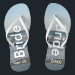 Bridge Ocean Waves Beach Sand Flip Flops<br><div class="desc">Hübscher blauer Himmel mit leicht flauschigen weißen Wolken, blaues Meer, abstürzenden Ozeanwellen und Strand Sand. Unisex Flip Flops mit Bride und Datum der Ehe geschrieben in einem weißen Text. PERSONALISIEREN Sie mit Ihrem Hochzeitstag (oder löschen Sie Text). Der Hochzeitstag ist im Sand geschrieben. Wählen Sie breite oder schlanke Gurte und...</div>
