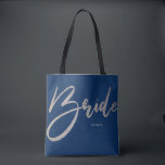 Bridge Silver Glitzer & Navy Princess Calligraphy Tasche<br><div class="desc">Nehmen Sie diese schicke, schwarz-weiße Handschrift Typografie Tote Tasche. Ideal, um Ihre Hochzeitsplanungspapiere oder Gegenstände während der Hochzeitsplanungsplanung Bühne und Aktivitäten Bühnen. Am Hochzeitstag bringen Sie diese schicke Tasche mit, um Schuhe, Programme oder andere Gegenstände für Ihren besonderen Tag zu transportieren. Erhältlich in mehreren Farben und Glitzer Texturen (silber, gold,...</div>