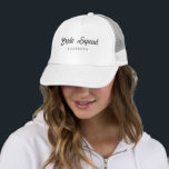 Bridge Squad Bridesmaid Einfache Minimalistische V Truckerkappe<br><div class="desc">Bride Squad Bridesmaid Wedding Bachelorette Custom Script Text Name Moderne elegante Minimalistische Vorlage Womens White Trucker Hat / Cap.</div>